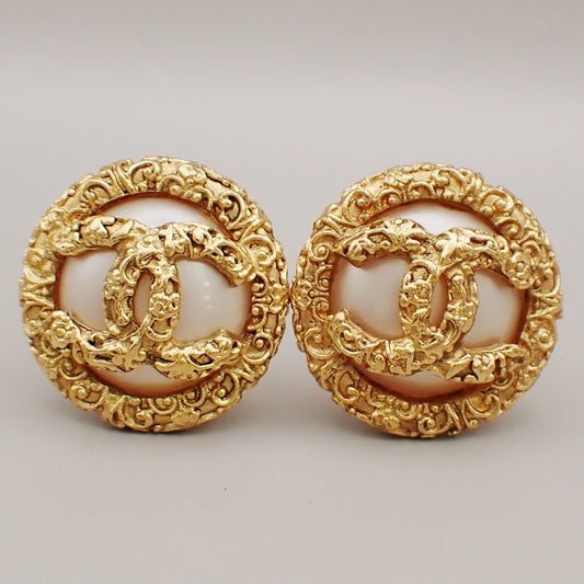 Chanel Vintage CC Logo Round Clip-on Metal with Crystals Product Image